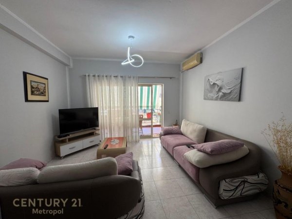 Tirane, jepet me qera apartament 3+1+Aneks+Ballkon Kati 3, 150 m² 750 € (Rr.e Kavajes)