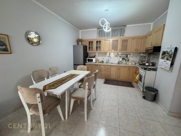 Tirane, jepet me qera apartament 3+1+Aneks+Ballkon Kati 3, 150 m² 750 € (Rr.e Kavajes)