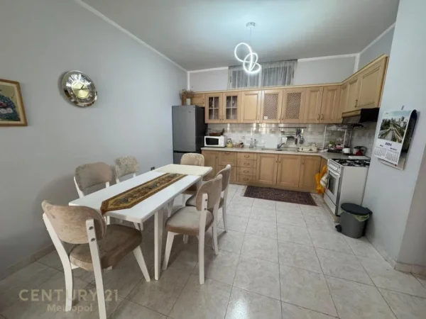Tirane, jepet me qera apartament 3+1+Aneks+Ballkon Kati 3, 150 m² 750 € (Rr.e Kavajes)