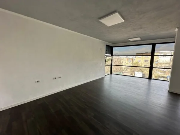 Tirane, jepet me qera ambjent biznesi Kati 2, 107 m² 800 € (Rr.e Dibres)