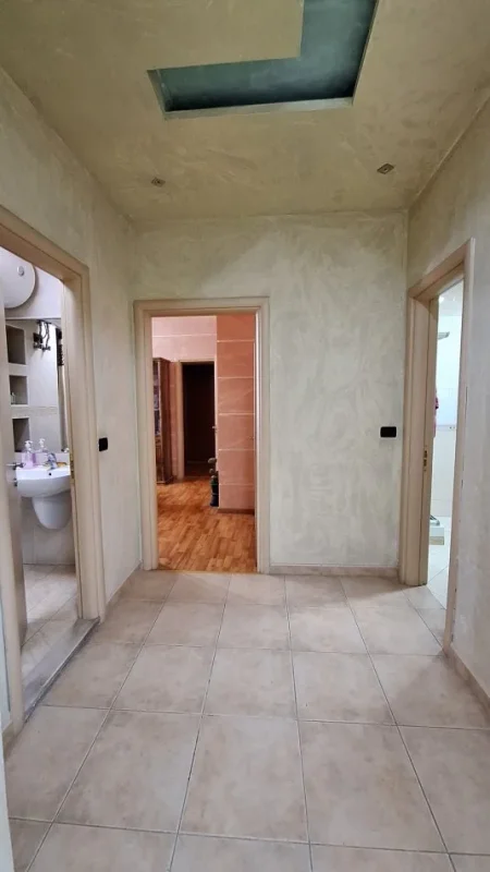 Tirane, jepet me qera apartament 3+1 Kati 12, 171 m² 700 € (Brryli)