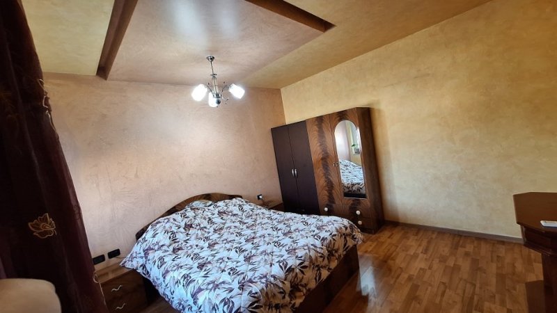 Tirane, jepet me qera apartament 3+1 Kati 12, 171 m² 700 € (Brryli)