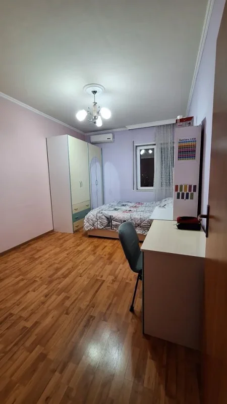 Tirane, jepet me qera apartament 3+1 Kati 12, 171 m² 700 € (Brryli)