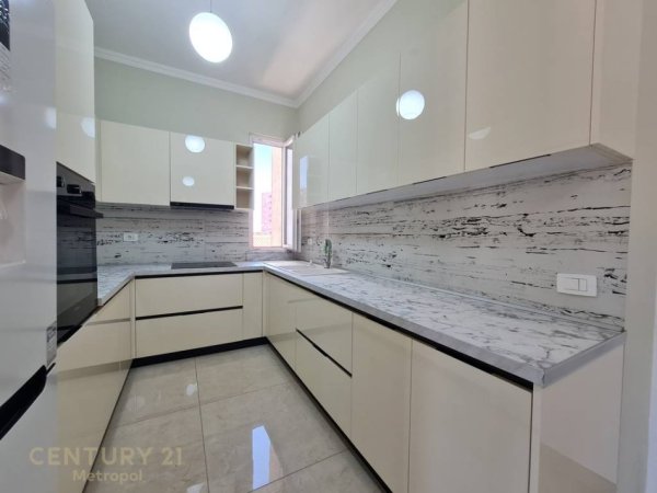 Tirane, jepet me qera apartament 2+1+Aneks+Ballkon Kati 3, 100 m² 700 € (Selite)