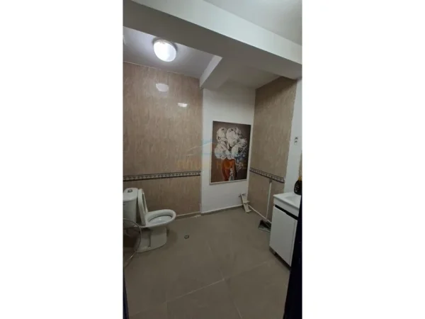 Tirane, jepet me qera ambjent biznesi Kati 2, 79 m² 600 € (Qender)