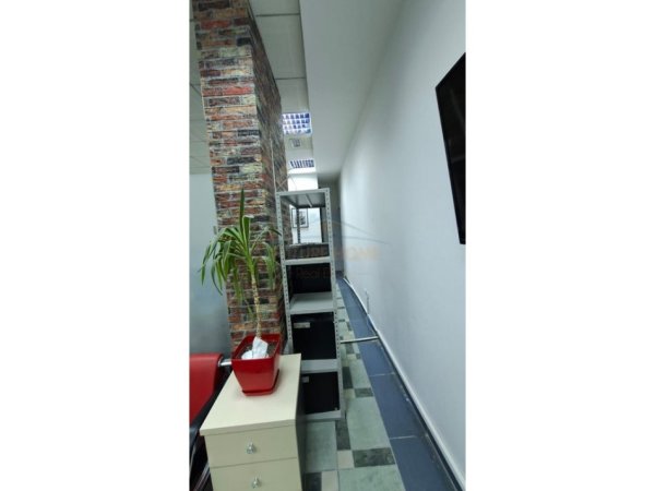 Tirane, jepet me qera ambjent biznesi Kati 2, 79 m² 600 € (Qender)