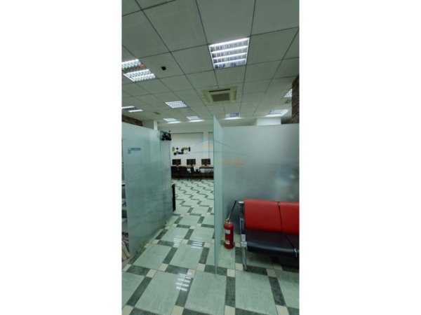 Tirane, jepet me qera ambjent biznesi Kati 2, 79 m² 600 € (Qender)