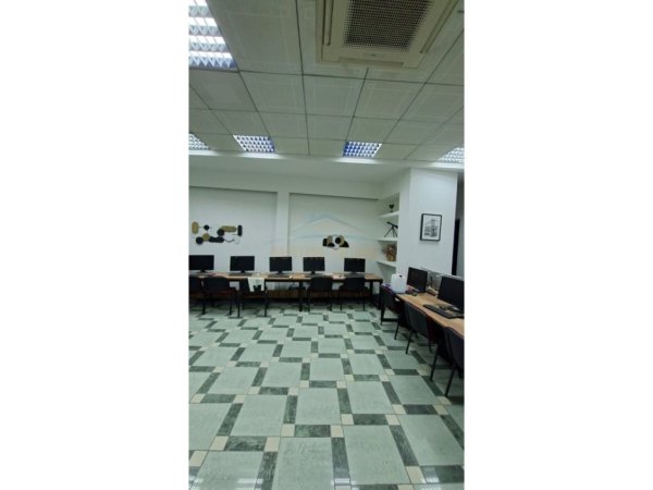 Tirane, jepet me qera ambjent biznesi Kati 2, 79 m² 600 € (Qender)