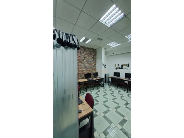 0683487469 Tirane, jepet me qera ambjent biznesi Kati 2, 79 m² 600 € (Prane Galerise Qender)