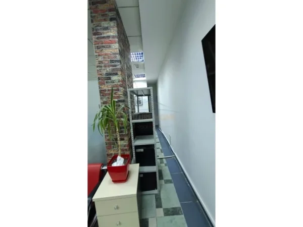 0683487469 Tirane, jepet me qera ambjent biznesi Kati 2, 79 m² 600 € (Prane Galerise Qender)