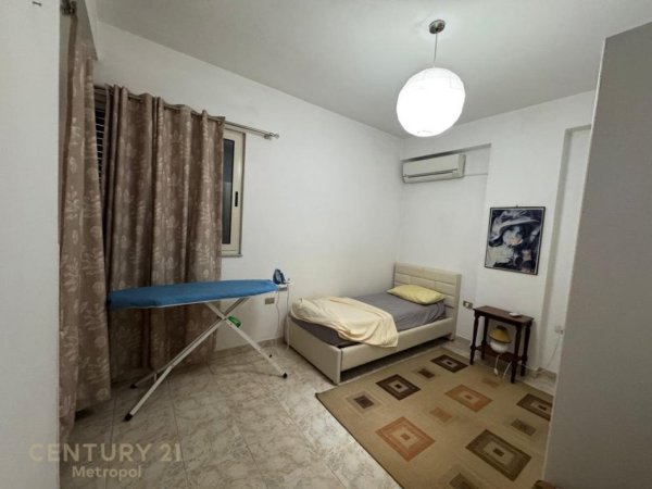 Tirane, jepet me qera apartament 3+1+Ballkon Kati 3, 150 m² 750 € (Rruga e Kavajes)