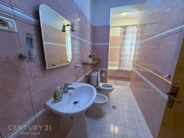 Tirane, jepet me qera apartament 3+1+Ballkon Kati 3, 150 m² 750 € (Rruga e Kavajes)