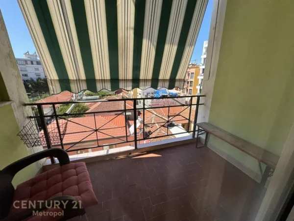 Tirane, jepet me qera apartament 3+1+Ballkon Kati 3, 150 m² 750 € (Rruga e Kavajes)