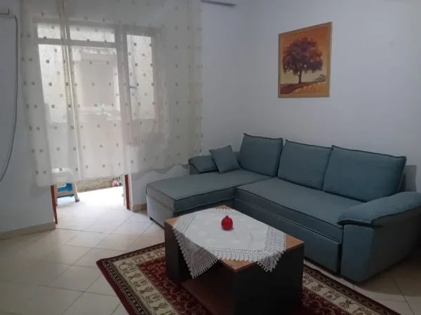 Tirane, jepet me qera apartament 1+1 Kati 1, 70 m² 420 € (5 Maji)