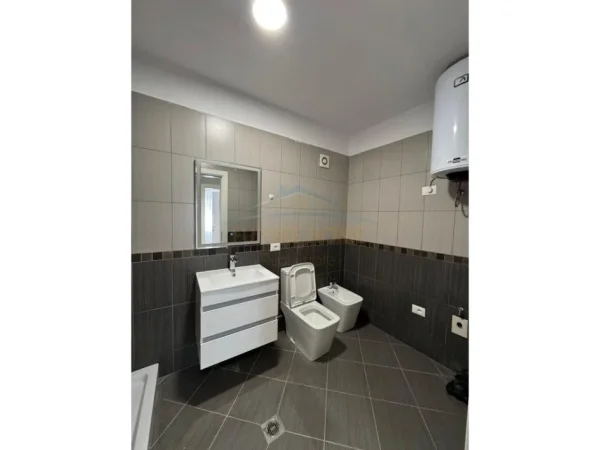 Tirane, shitet apartament 2+1+Ballkon Kati 3, 94 m² 135.000 € (Fresk, Rruga e Dajtit)