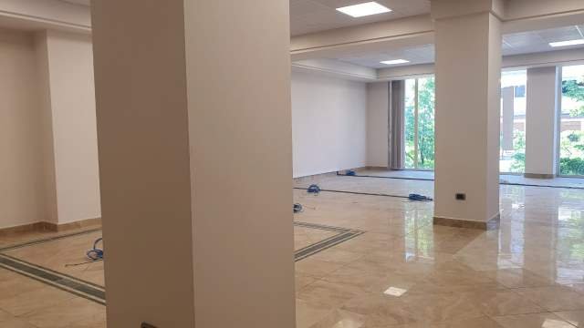 Tirane, jap me qera ambjent biznesi Kati 1, 150 m² 1.700 Euro (Pazari i Ri)