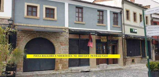 Korçë-Pazari Korçës, Shitet Ndërtes/Ambjent biznesi me 2-kate, sip.njolla ndërtesës 100m2, truall i lire 576m2, Çmimi 650'000€, në Pazarin e Korçës /rr. P.Nase