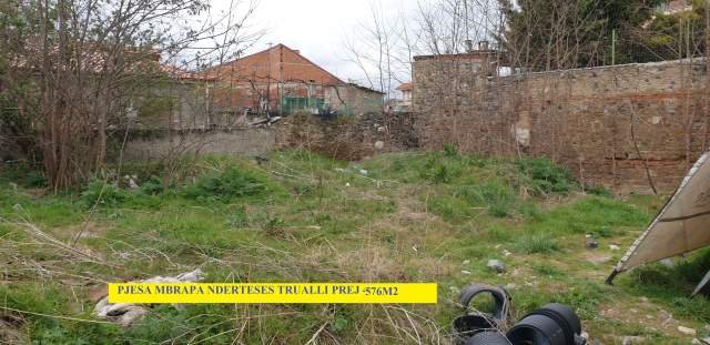 Korçë-Pazari Korçës, Shitet Ndërtes/Ambjent biznesi me 2-kate, sip.njolla ndërtesës 100m2, truall i lire 576m2, Çmimi 500'000€, në Pazarin e Korçës /rr. P.Nase