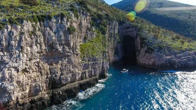 Boat trip - Boat tour - Udhetim me anije ne Vlore - Udhetim me anije ne Karaburun - Udhetim me anije ne Sazan