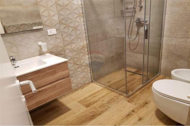 Tirane, ofert apartament 2+1+BLK Kati 5, 125 m² 800 Euro (Rruga e Kavajes)