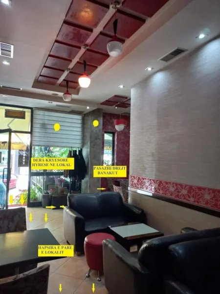 Tirane, Shitet Okazion! Lokal/Njësi Bar-Kafe në funksion, me të gjitha pajisjet, kati përdhes/trotuar, sip.90m², verande 25m², Cmimi 295'000€, në një kompleks banimi tek 5-Mai/ prane Concord Center , 500m nga unaza qendrore Tiranës.