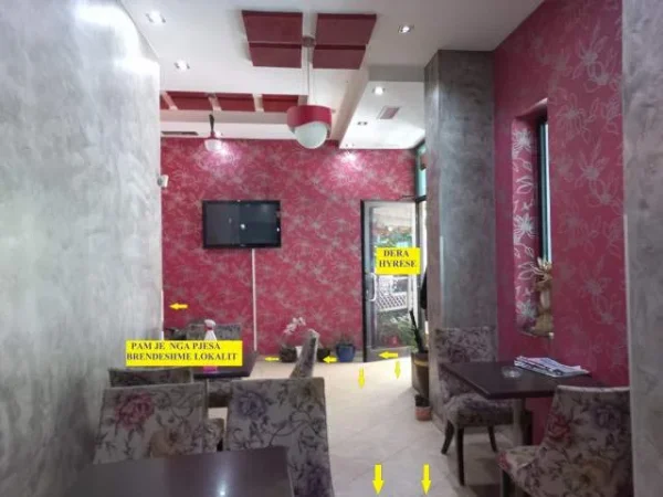 Tirane, Shitet Okazion! Lokal/Njësi Bar-Kafe në funksion, me të gjitha pajisjet, kati përdhes/trotuar, sip.90m², verande 25m², Cmimi 295'000€, në një kompleks banimi tek 5-Mai/ prane Concord Center , 500m nga unaza qendrore Tiranës.