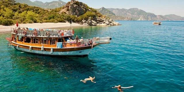 Udhetim me anije - Udhetim me anije ne Vlore - Udhetim me anije turistike - Udhetim me gomone