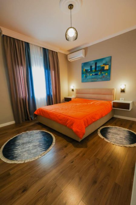 Korce, jap me qera apartament 2+1+BLK Kati 3, 90 m² 50 Euro (Rruga 1 Maji Korçë)