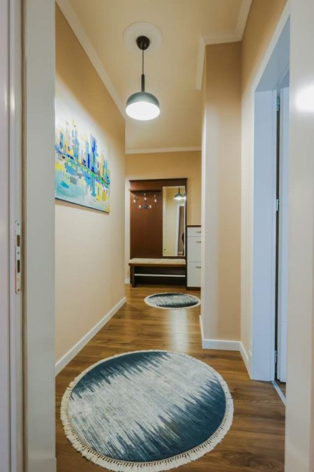 Korce, jap me qera apartament 2+1+BLK Kati 3, 90 m² 50 Euro (Rruga 1 Maji Korçë)