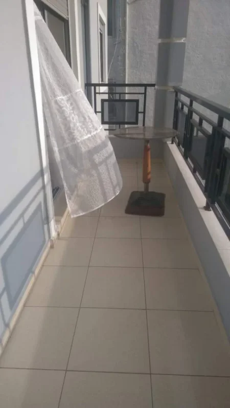 Himare, jap me qera apartament 1+1 Kati 1, 60 m² 50 Euro (Pallati afer Qendres Shendetsore)