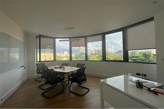 Tirane, jepet me qera zyre Kati 5, 160 m² 1.500 Euro (Ismail Qemali)