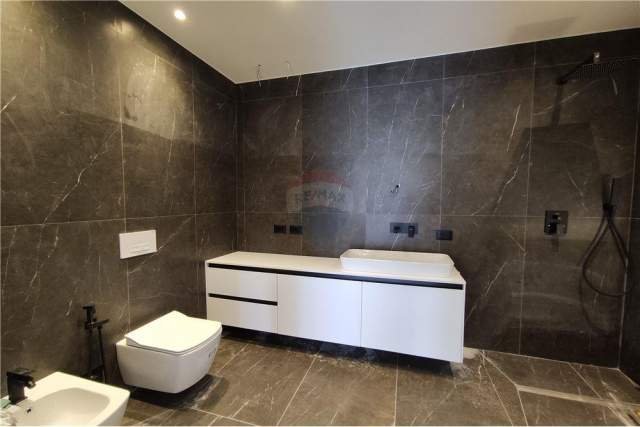 Tirane, jepet me qera zyre Kati 5, 160 m² 1.500 Euro (Ismail Qemali)