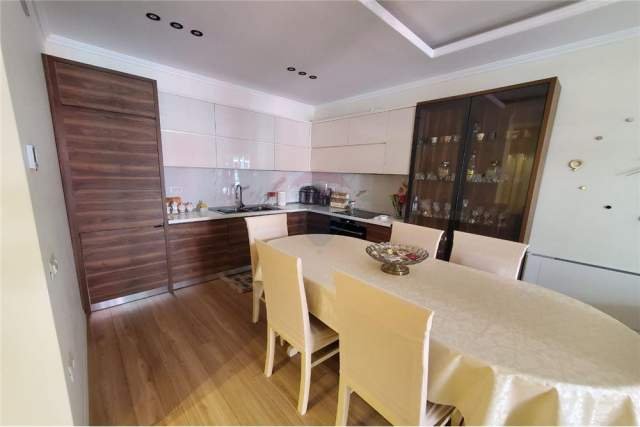 Tirane, jepet me qera apartament 2+1+BLK Kati 3, 95 m² 500 Euro (Rruga e Kavajes)