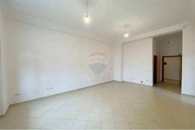 Tirane, jepet me qera zyre Kati 2, 90 m² 550 Euro (Rruga Skender Luarasi)