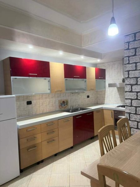 Tirane, jap me qera apartament 2+1+BLK Kati 5, 100 m² 550 Euro (Rruga e Kavajes)