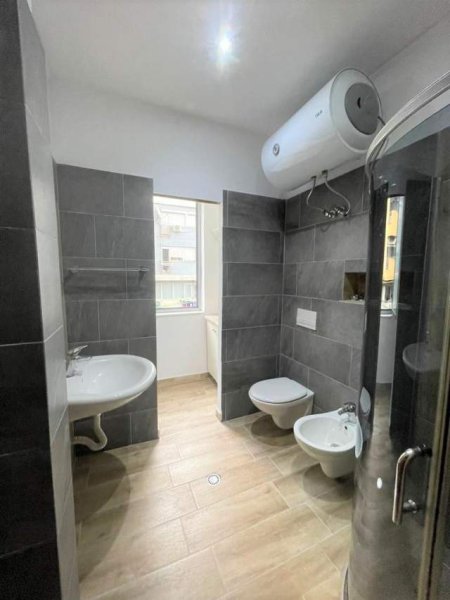 Tirane, jap me qera apartament 2+1+BLK Kati 5, 100 m² 550 Euro (Rruga e Kavajes)