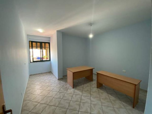 Tirane, jepet me qera zyre Kati 4, 75 m² 350 Euro (21 Dhjetori)
