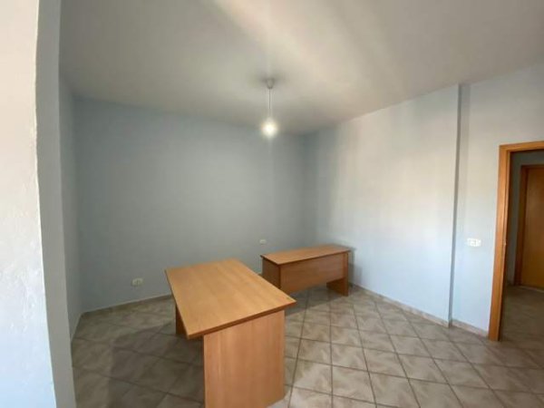 Tirane, jepet me qera zyre Kati 4, 75 m² 350 Euro (21 Dhjetori)