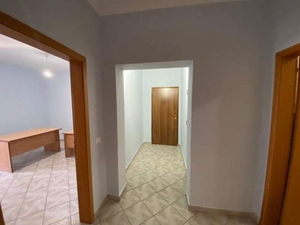 Tirane, jepet me qera zyre Kati 4, 75 m² 350 Euro (21 Dhjetori)