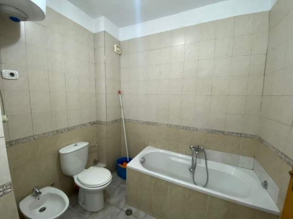 Tirane, jepet me qera zyre Kati 4, 75 m² 350 Euro (21 Dhjetori)
