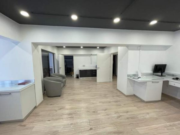 Tirane, jepet me qera apartament 3+1 Kati 3, 127 m² 800 Euro (Blloku)