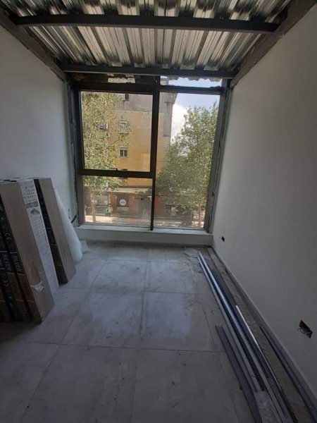 Tirane, ambjent per zyre me qera 28 m2 500 eur/muaj, Myslym Shyri