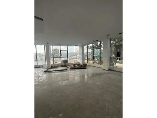 Tirane, jepet me qera ambjent biznesi Kati 1, 88 m² 800 Euro (Teodor Keko)