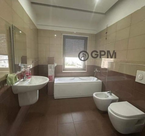 Tirane, jepet me qera ambjent biznesi Kati 7, 130 m² 700 Euro (Ring Center)