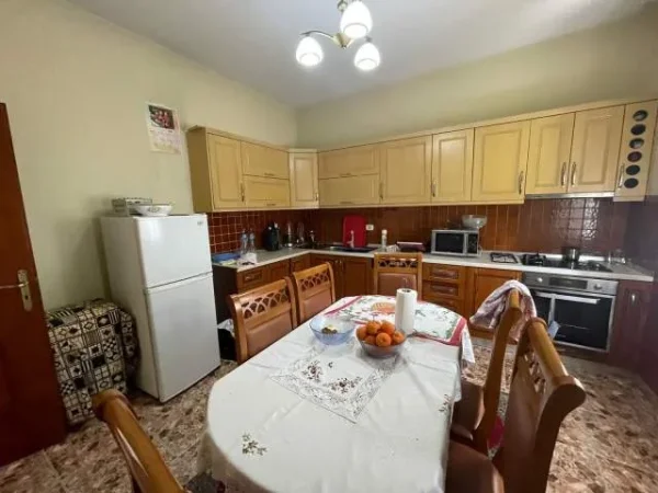 Tirane, shes Vile 560 m² 600.000 Euro (Selite)