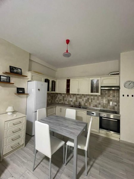Tirane, jepet me qera apartament 100 m² 800 Euro (Komuna Eparisit Kika2)