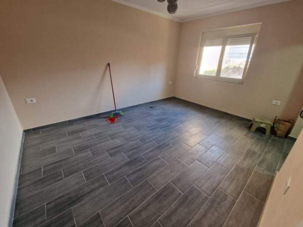 Tirane, jepet me qera zyre Kati 2, 72 m² 400 Euro (rruga Ferit Xhajko)