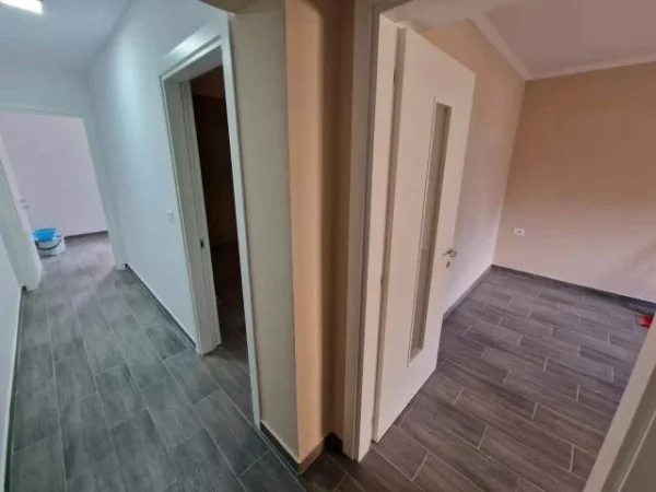Tirane, jepet me qera zyre Kati 2, 72 m² 400 Euro (rruga Ferit Xhajko)