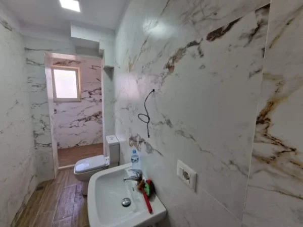 Tirane, jepet me qera zyre Kati 2, 72 m² 400 Euro (rruga Ferit Xhajko)