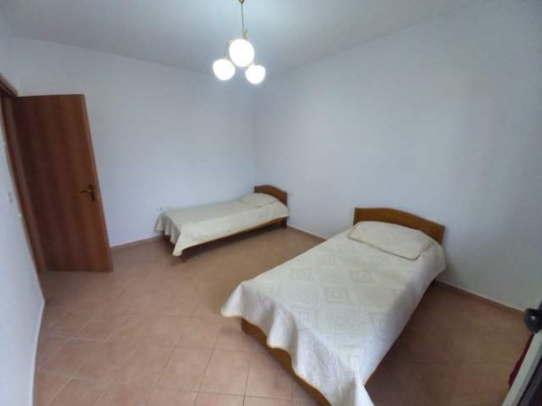 Tirane, jepet me qera apartament 96 m² 45.000 Leke (Tek Kompleksi Halili)